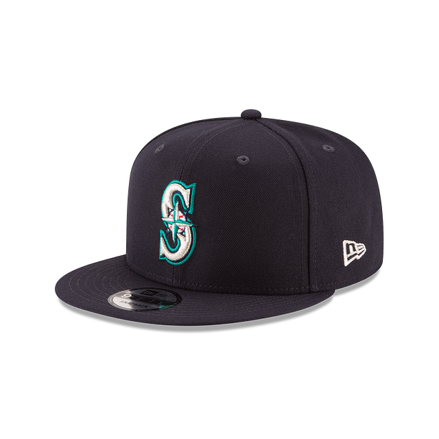 https://cdn.shopify.com/s/files/1/0601/2554/4675/products/11591005_11592422_9FIFTY_MLBBASICSNAP_SEAMAR_OTC_3QL.png?v=1677613012