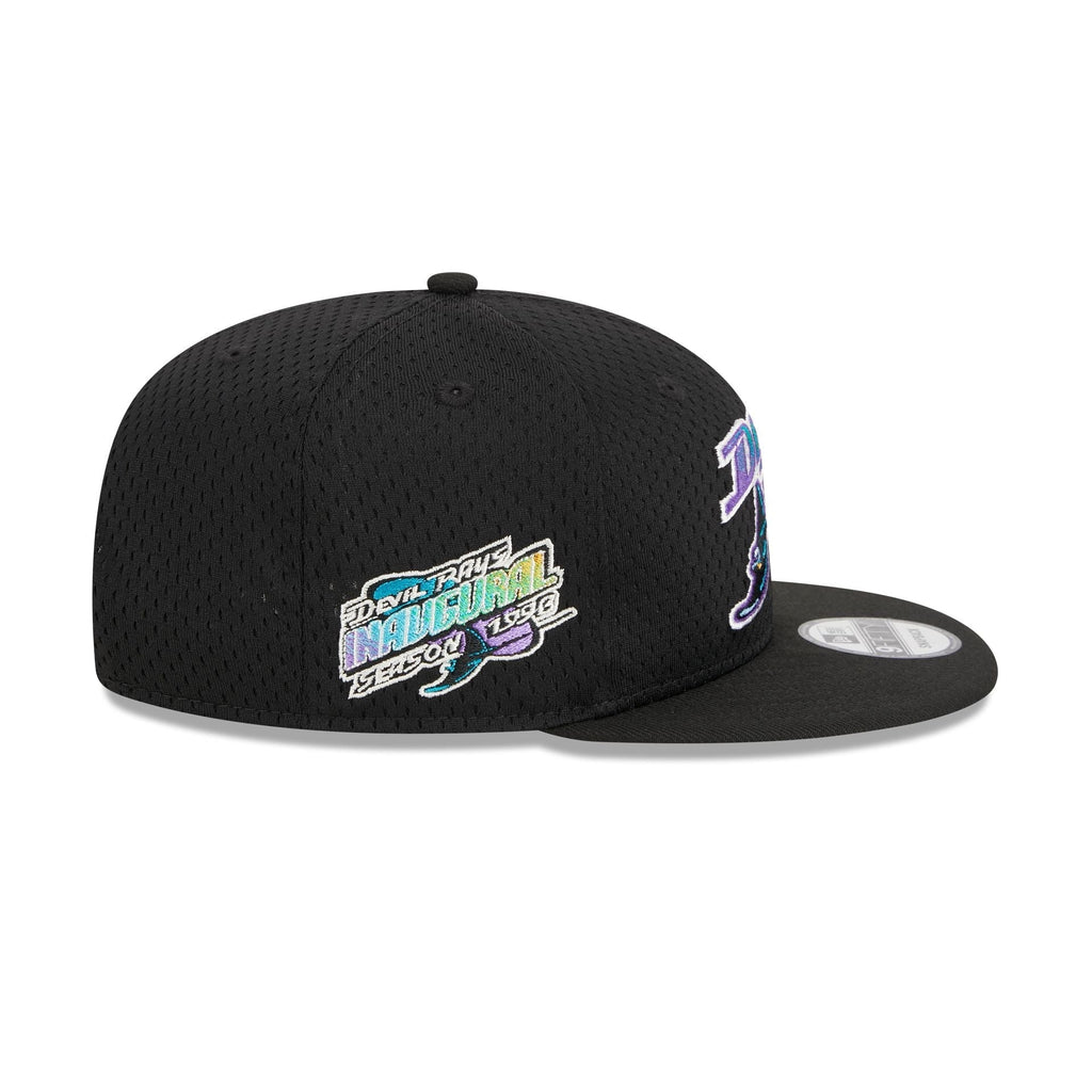 https://cdn.shopify.com/s/files/1/0601/2554/4675/files/60426611_9FIFTY_POST-UPPIN_TAMRAYCO_BLK_RSIDE.jpg?v=1693420915