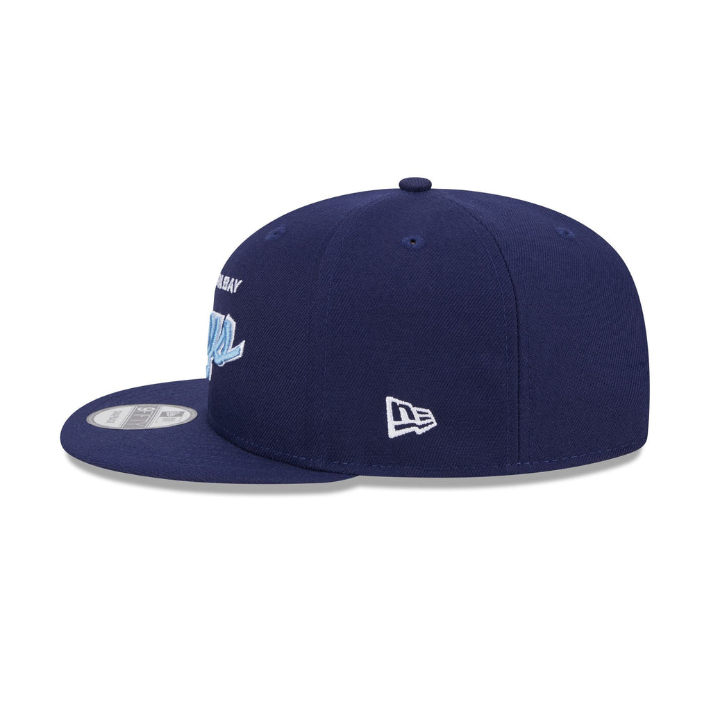 https://cdn.shopify.com/s/files/1/0601/2554/4675/files/60439964_9FIFTY_950EGSCRIPT_TAMRAY_OTC_LSIDE.jpg?v=1713795180