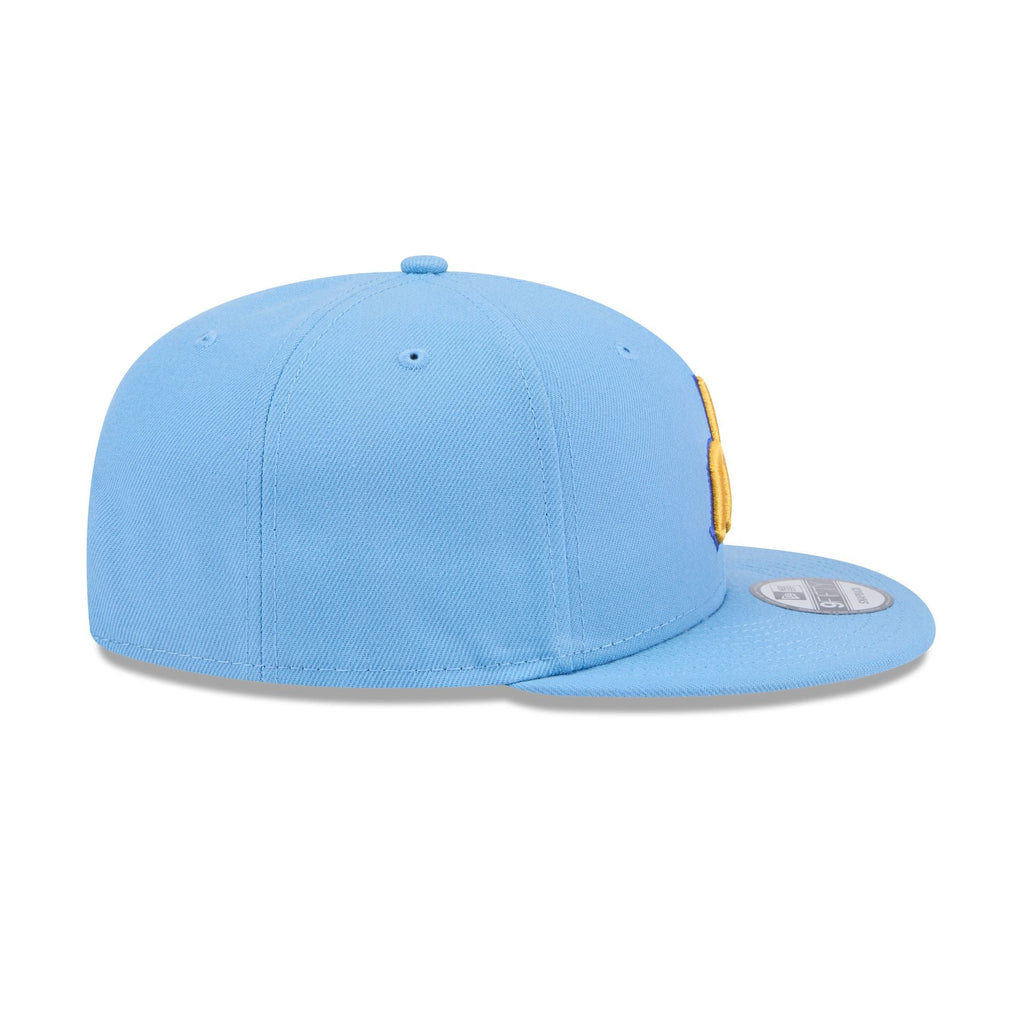 https://cdn.shopify.com/s/files/1/0601/2554/4675/files/60440343_9FIFTY_950EGSKYSKYOTC_SEAMARCO_SKY_RSIDE.jpg?v=1713795177