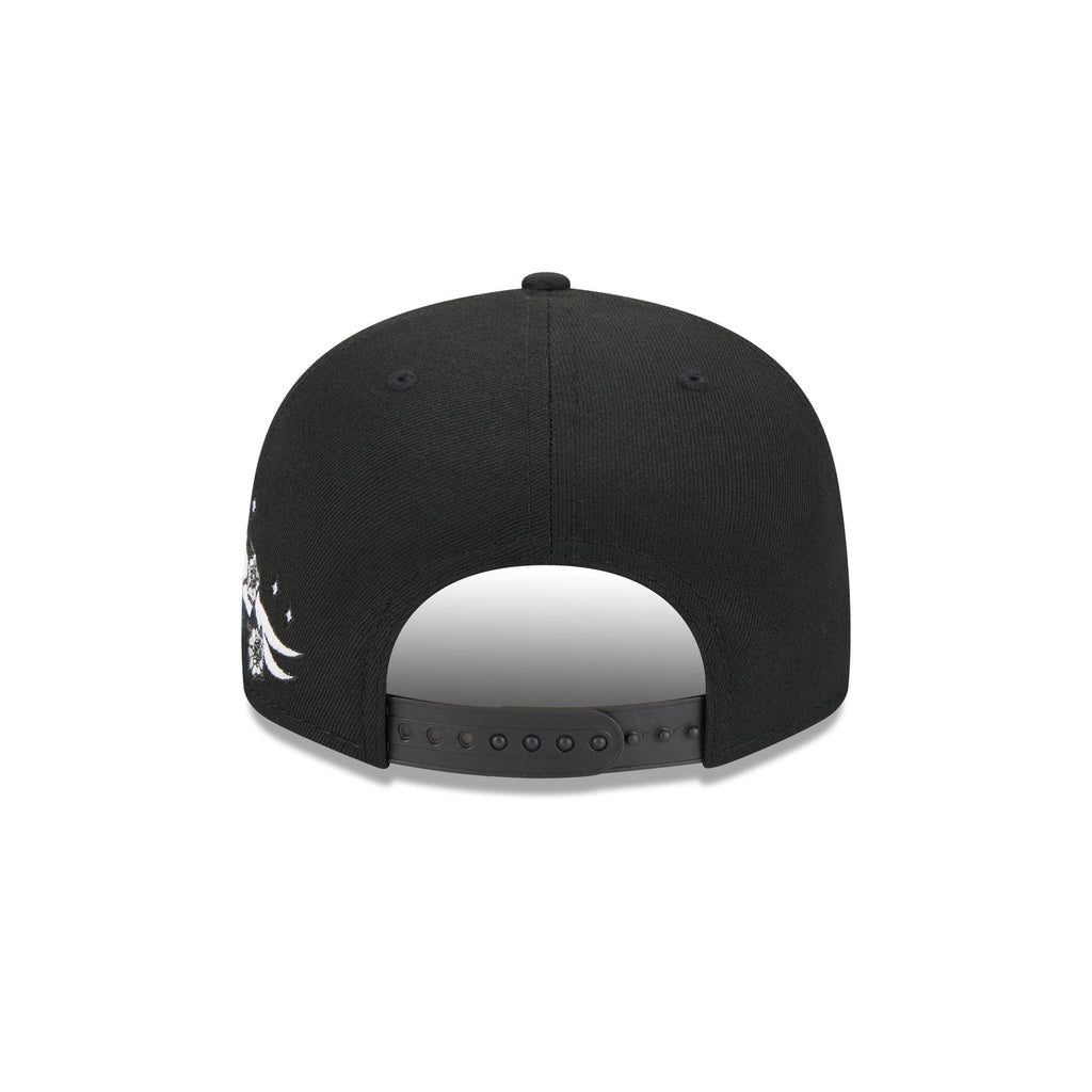 https://cdn.shopify.com/s/files/1/0601/2554/4675/files/60573290_9FIFTY_CITYART_TORJAY_BLK_R.jpg?v=1724420827