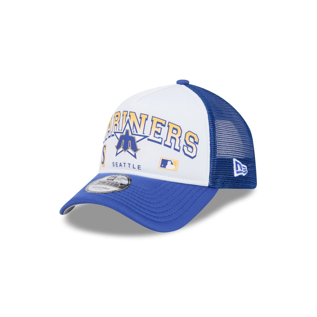 https://cdn.shopify.com/s/files/1/0601/2554/4675/files/60573575_AF9FORTY_RETROWORDMARK_SEAMARCO_OTC_3QL.jpg?v=1723664223
