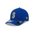 https://cdn.shopify.com/s/files/1/0601/2554/4675/files/60646784_9FORTYMC_MLBPLYRREP940MC_SEAMAR_OTC_3QL.jpg?v=1736976596