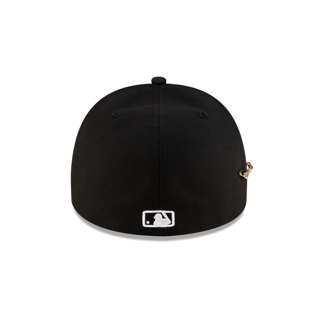 https://cdn.shopify.com/s/files/1/0601/2554/4675/files/60668853_59FIFTYAF_SCRIPT_PIN_SEAMAR_BLK_R.jpg?v=1748617270