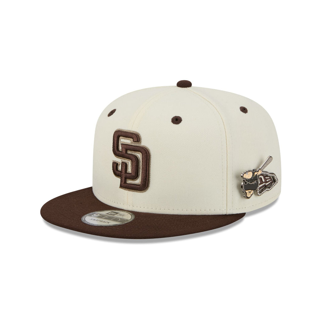 https://cdn.shopify.com/s/files/1/0601/2554/4675/files/60758447_9FIFTY_MASCOTPIN26993_SADPAD_CHW_3QL.jpg?v=1763476236