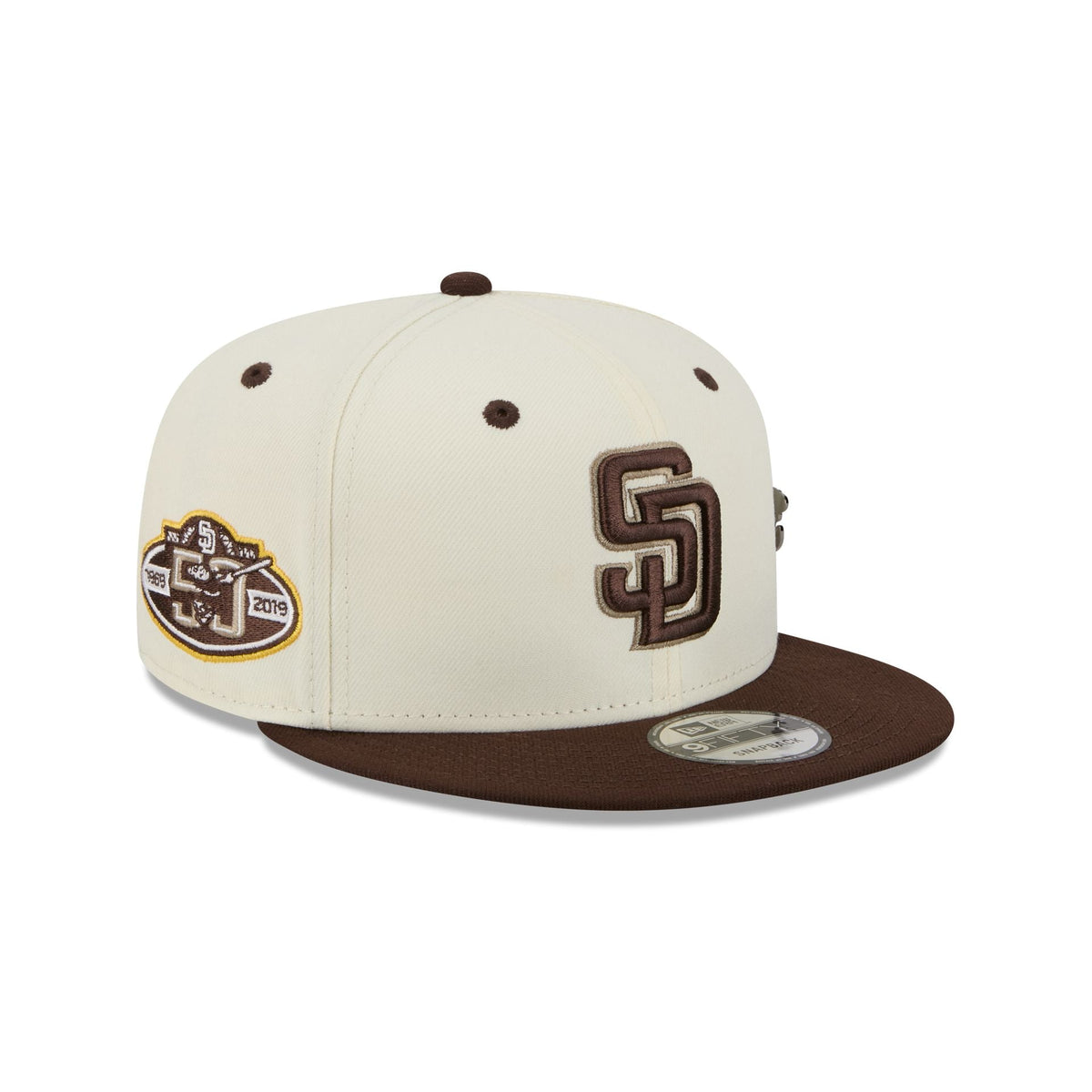 https://cdn.shopify.com/s/files/1/0601/2554/4675/files/60758447_9FIFTY_MASCOTPIN26993_SADPAD_CHW_3QR.jpg?v=1763476236