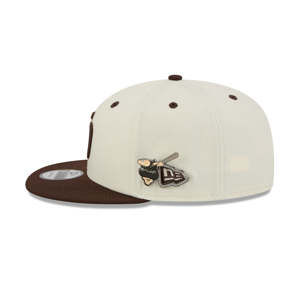 https://cdn.shopify.com/s/files/1/0601/2554/4675/files/60758447_9FIFTY_MASCOTPIN26993_SADPAD_CHW_LSIDE.jpg?v=1763476236