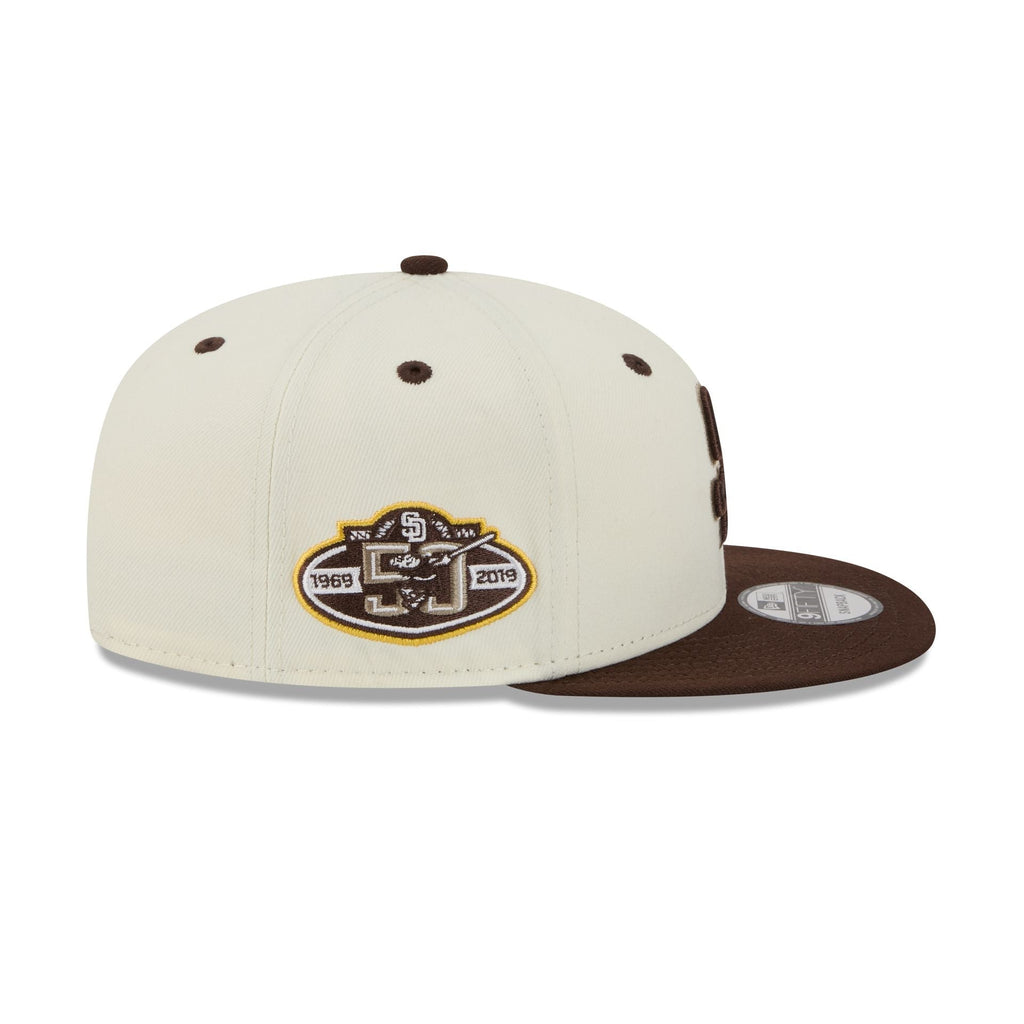 https://cdn.shopify.com/s/files/1/0601/2554/4675/files/60758447_9FIFTY_MASCOTPIN26993_SADPAD_CHW_RSIDE.jpg?v=1763476236