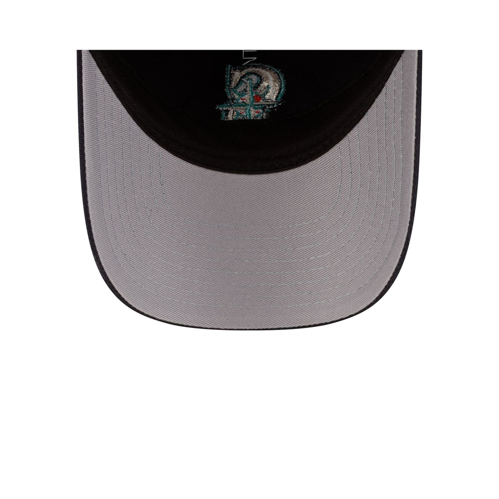 https://cdn.shopify.com/s/files/1/0601/2554/4675/files/60769556_Y9TWENTY_MLB25XHIDDENPIGEONS_COLLAB25_SEAMAR_NAV_UV.jpg?v=1752090952