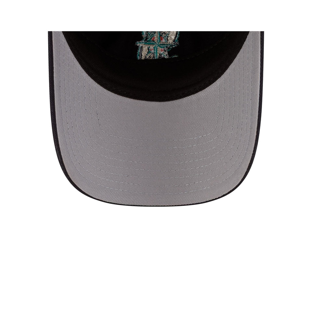 https://cdn.shopify.com/s/files/1/0601/2554/4675/files/60769559_9TWENTY_MLB25XHIDDENPIGEONS_COLLAB25_SEAMAR_NAV_UV.jpg?v=1752090953