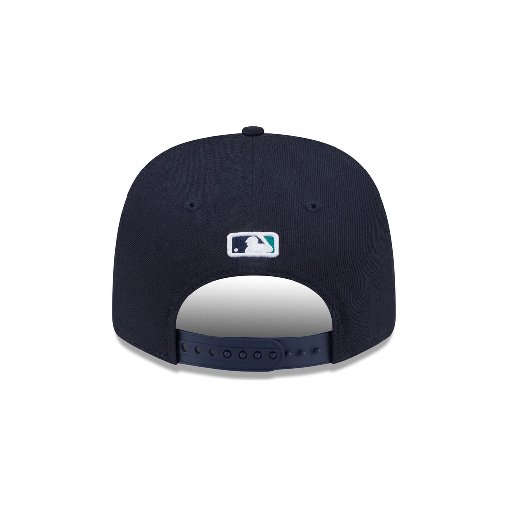 https://cdn.shopify.com/s/files/1/0601/2554/4675/files/60944378_9SEVENTY_MLBGM50ANNSP26_SEAMAR_OTC_R.jpg?v=1766006723