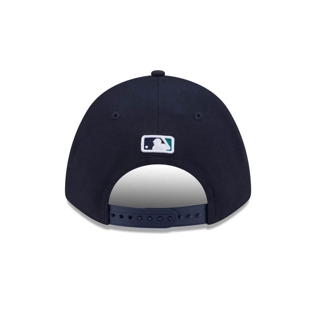 https://cdn.shopify.com/s/files/1/0601/2554/4675/files/60944379_9FORTYMC_MLBGM50ANNSP26_SEAMAR_OTC_R.jpg?v=1766006721