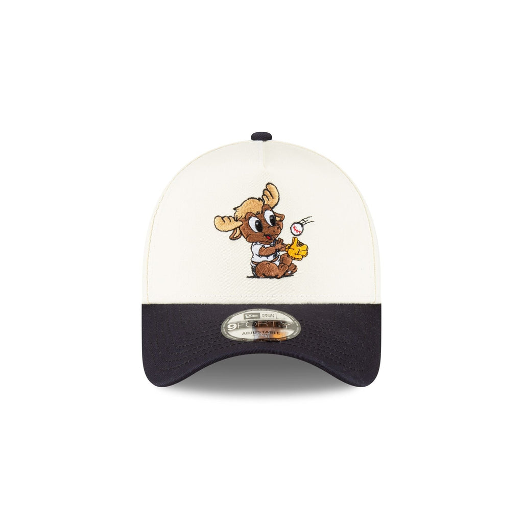 https://cdn.shopify.com/s/files/1/0601/2554/4675/files/70873745_9FORTYAF_MLBMINIMASCOT_SEAMARCO_WHT_F.jpg?v=1719412091