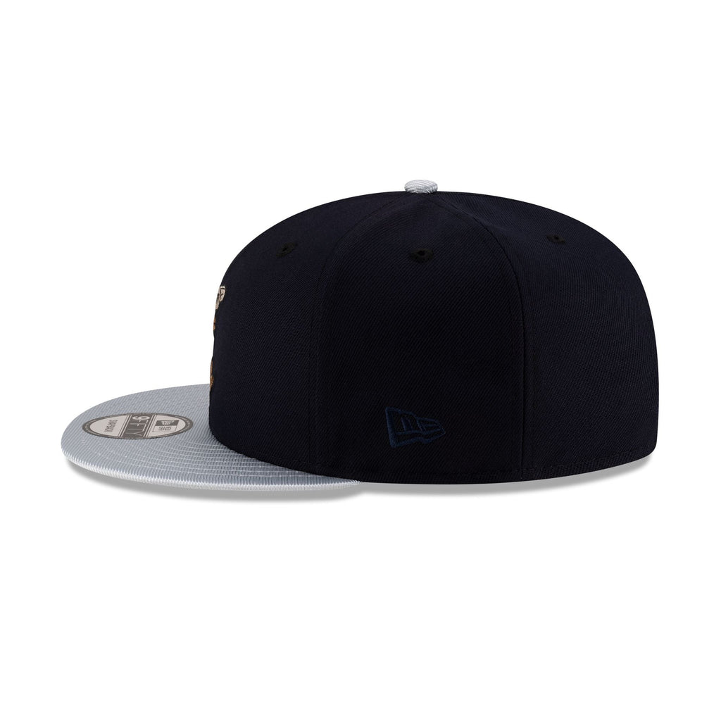 https://cdn.shopify.com/s/files/1/0601/2554/4675/files/70929781_9FIFTY_MLBMASCOT_25_SEAMARCO_NAV_LSIDE.jpg?v=1741802267