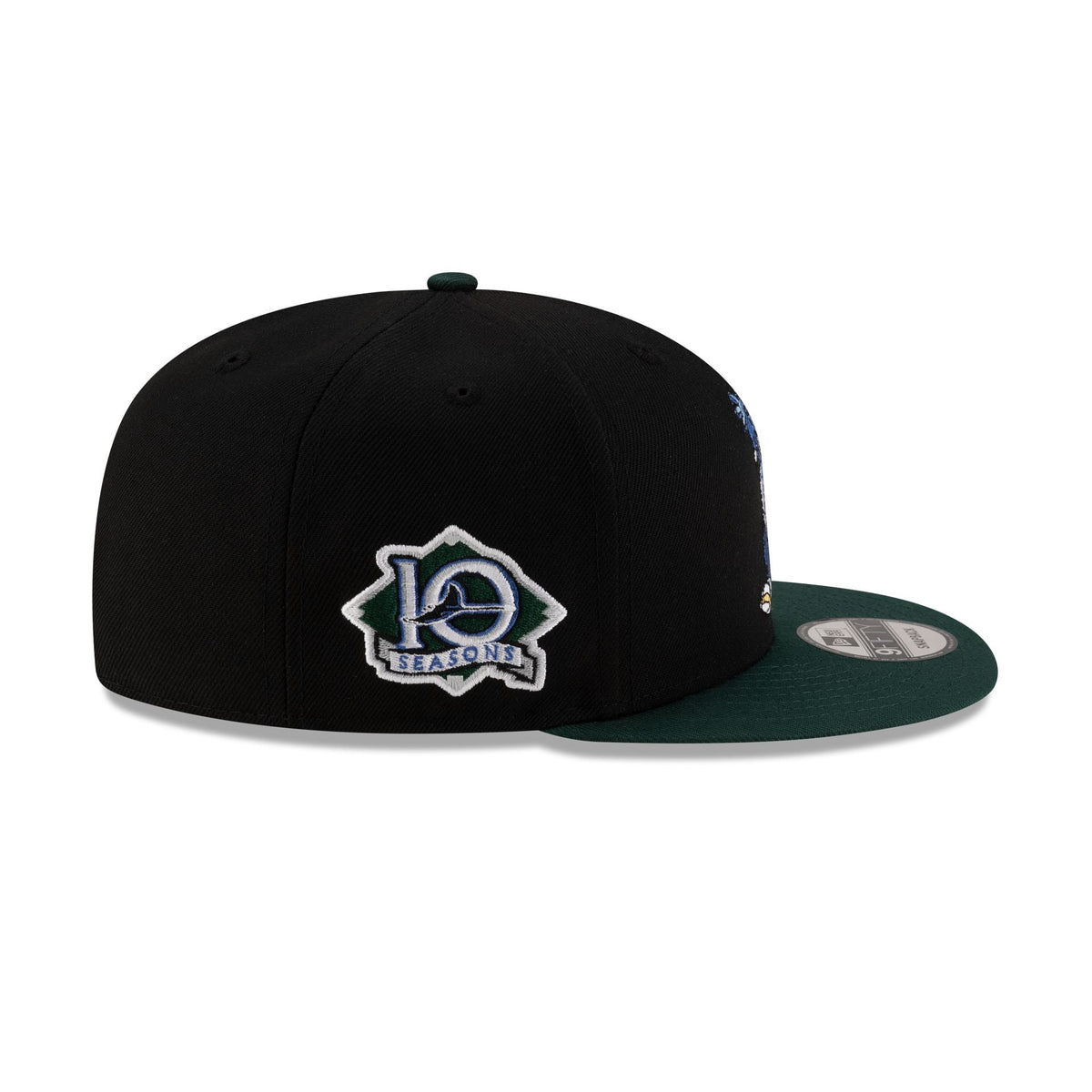 https://cdn.shopify.com/s/files/1/0601/2554/4675/files/70929800_9FIFTY_MLBMASCOT_25_TAMRAYCO_BLK_RSIDE.jpg?v=1741802268